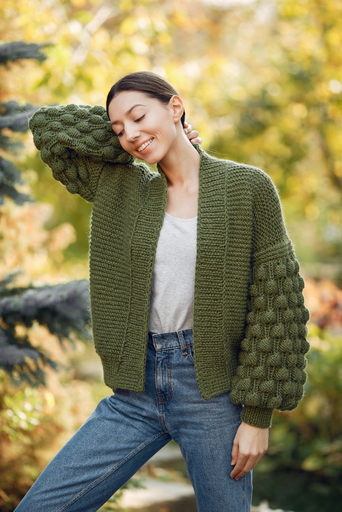 Ide Padu Padan Outfit Dengan Cardigan Rajut Pendek Wanita