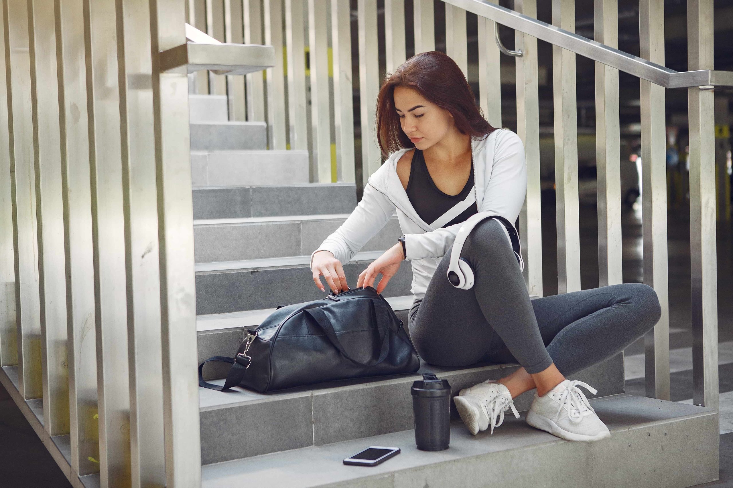 6 Jenis Aksesori Serba Guna Yang Bikin Outfit Sporty Casual Menawan